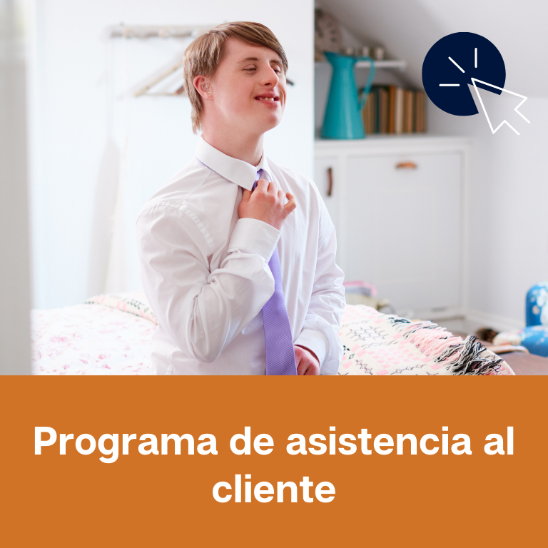 Photo of a white, young adult man in a room sitting on a bed. He is wearing a white button down shirt and a purple tie. He is adjusting his tie. He is smiling. Below the image is an orange rectangle with white text that reads: "Programa de asistencia al cliente." In the upper right hand corner of the image is an icon of a white computer mouse inside of a navy blue circle.